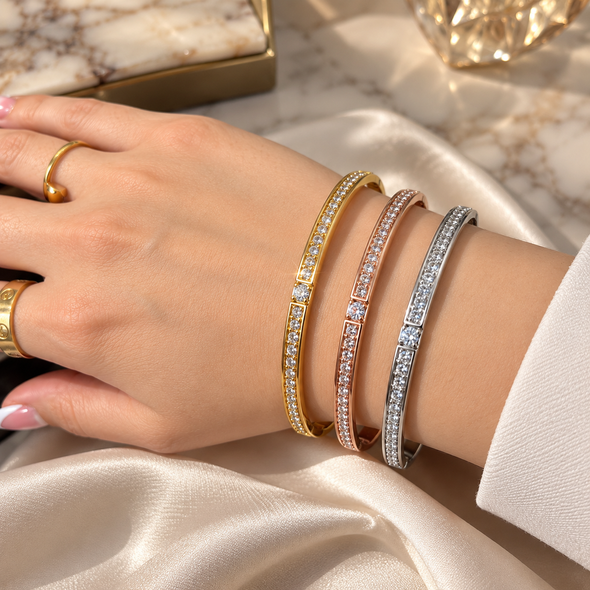 Pulsera Elegance de Acero Inoxidable Bañada en Oro con Zirconias