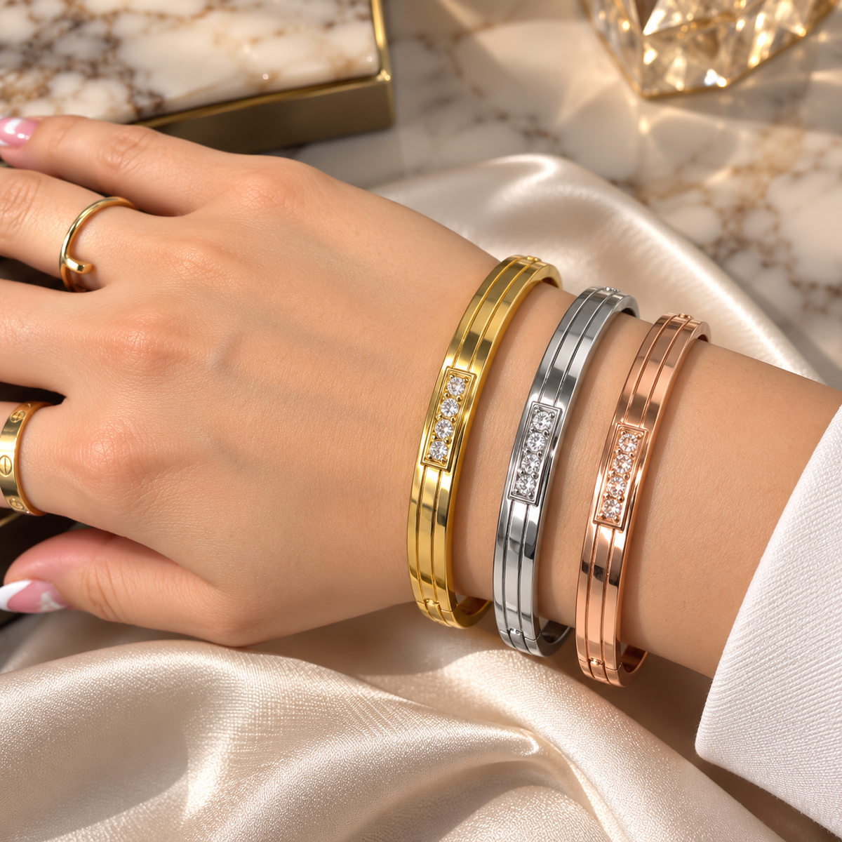 Pulsera de Acero Inoxidable Bañada en Oro con Zirconias